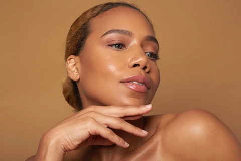 Daisi Jo — makeup portrait with a hand beneath her chin