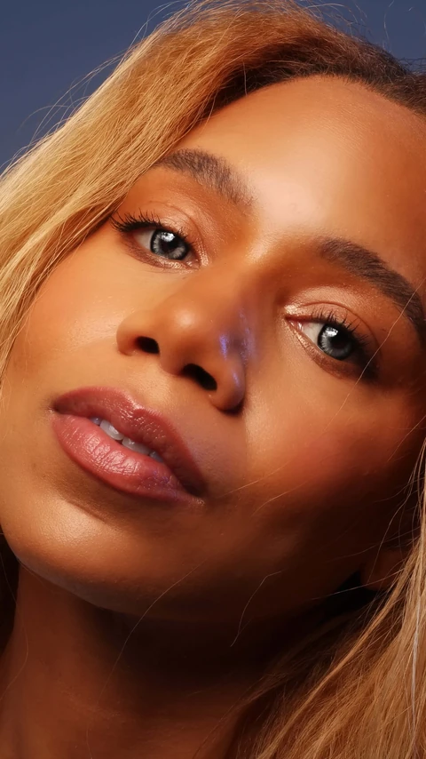 Daisi Jo — beauty close-up with glossy lips and loose blonde hair